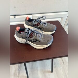 Saucony Triumph Women's Running Shoes Mesh Gray
Black Orange US 6.5
S10759-117